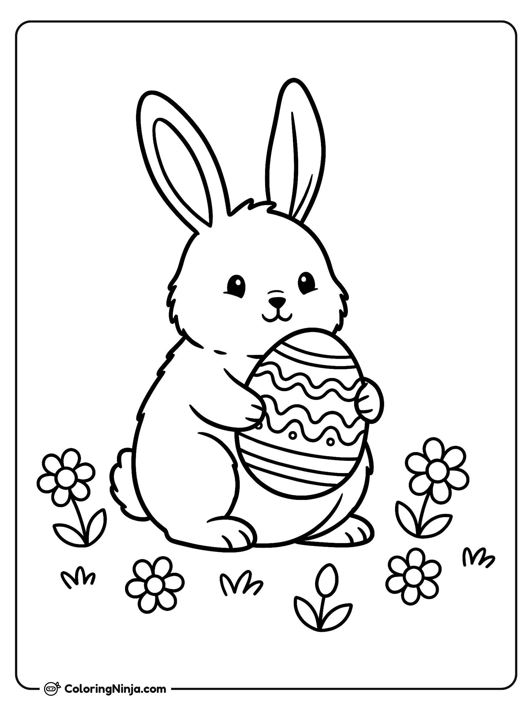 Conejito de Pascua con huevo, dibujo para colorear: Un alegre conejito de Pascua está sentado en un campo lleno de flores mientras sostiene un gran huevo decorado con rayas y puntos.