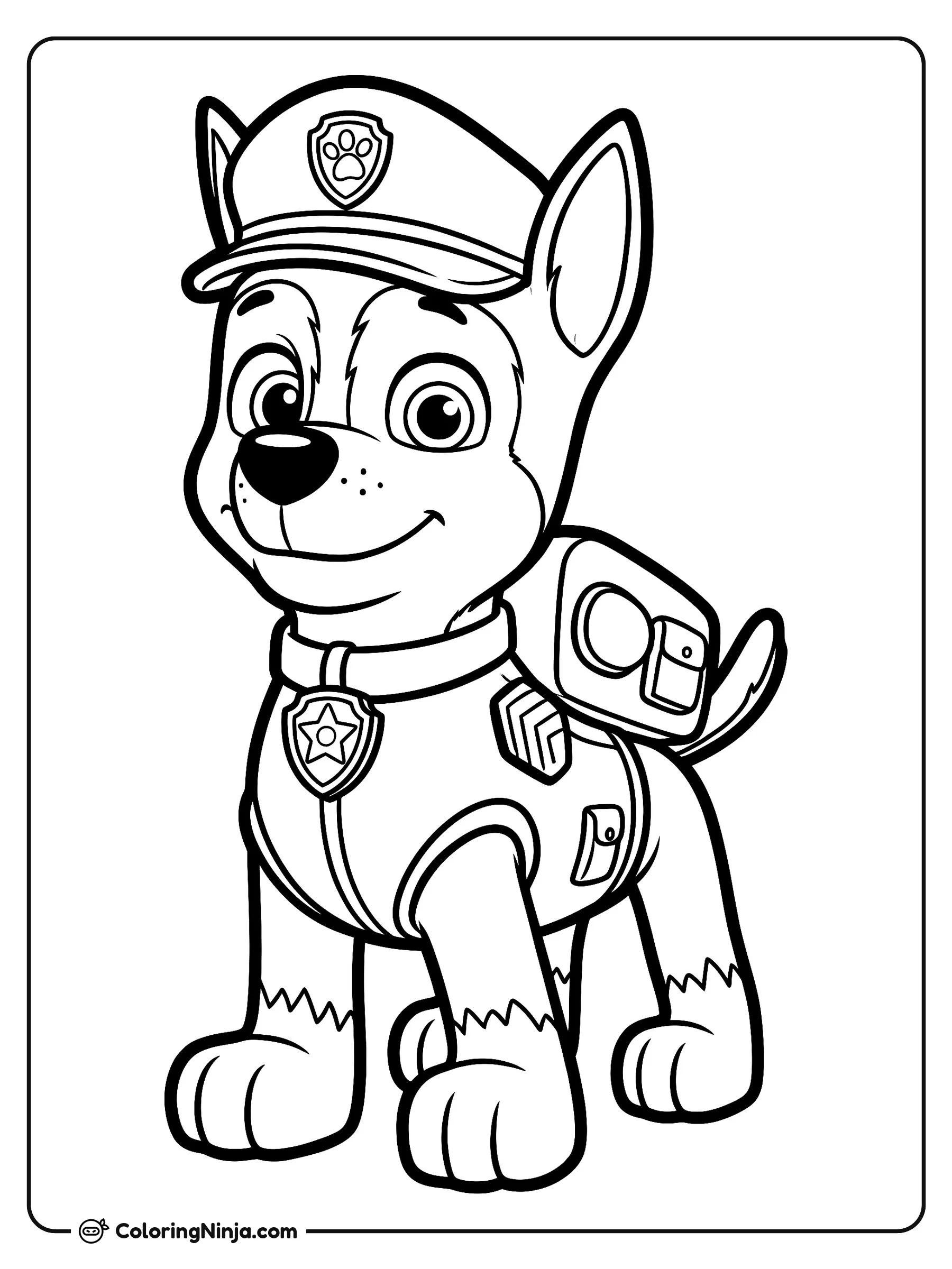 Chase de Paw Patrol listo para la acción, dibujo para colorear: Un alegre cachorro policía de Paw Patrol posa sonriente con su uniforme oficial, gorra con escudo y chaleco. Lleva su mochila de rescate en la espalda mientras espera su próxima misión.