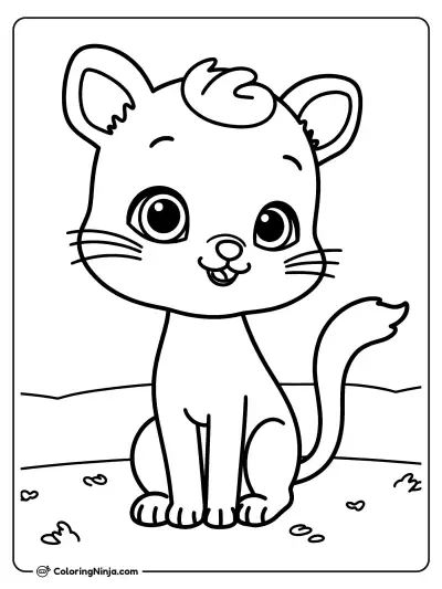 Lindo gatito sentado al aire libre