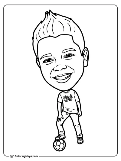 Niño sonriente de pie con balón de fútbol
