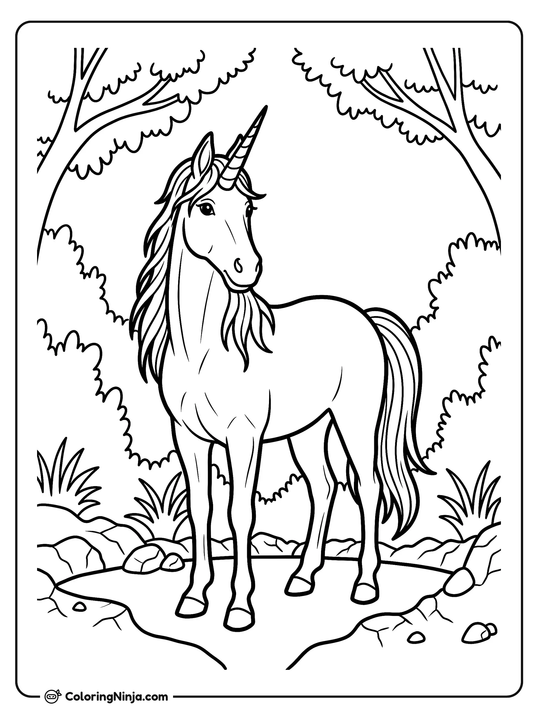 Unicornio en un paisaje forestal, dibujo para colorear: Un elegante unicornio posa en medio de un claro del bosque rodeado de frondosos árboles y vegetación. Pequeñas plantas, rocas y un charco de agua clara adornan el suelo a sus pies.